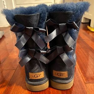 Short Ugg boots, navy blue, size 7.